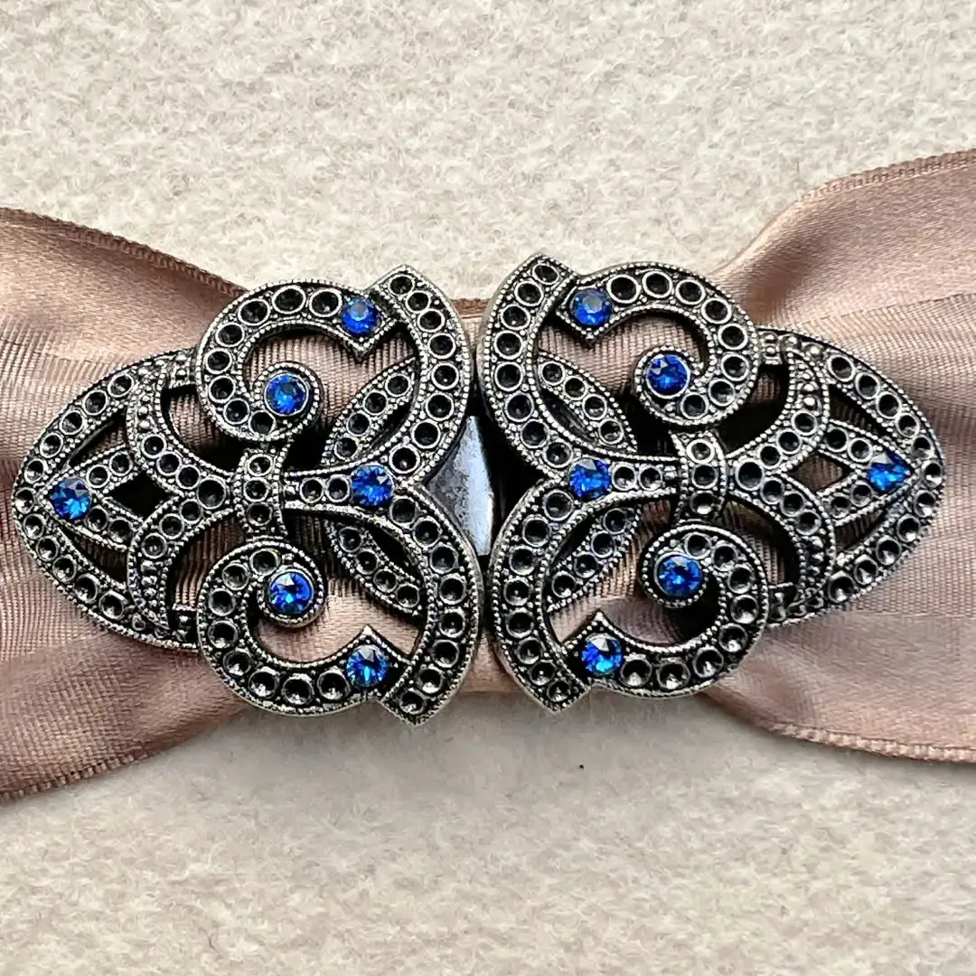 Schürzenschließe mit Swarovski capriblau No. 110 – Bild 30 – Chiemgauer Heimatwerk Trachten-Onlineshop Schürzenschließe mit Swarovski capriblau No. 110 - Bild 30 - Chiemgauer Heimatwerk Trachten-Onlineshop