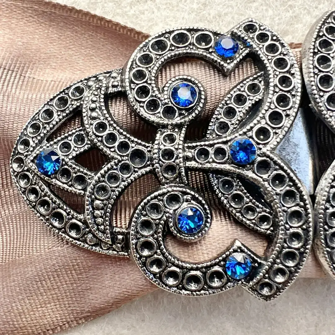 Schürzenschließe mit Swarovski capriblau No. 110 – Bild 32 – Chiemgauer Heimatwerk Trachten-Onlineshop Schürzenschließe mit Swarovski capriblau No. 110 - Bild 32 - Chiemgauer Heimatwerk Trachten-Onlineshop