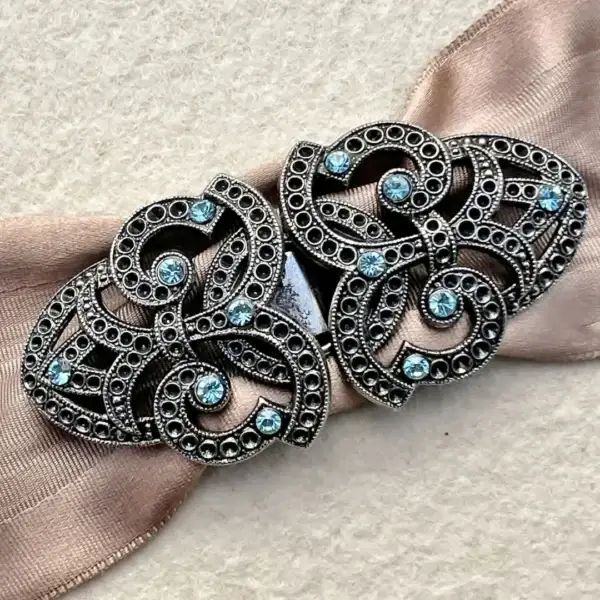 Schürzenschließe mit Swarovski aquamarine No. 108 – Bild 29 – Chiemgauer Heimatwerk Trachten-Onlineshop Schürzenschließe mit Swarovski aquamarine No. 108 - Bild 29 - Chiemgauer Heimatwerk Trachten-Onlineshop