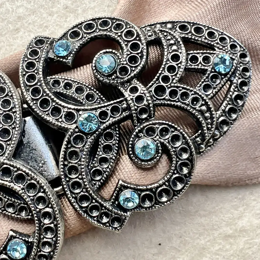 Schürzenschließe mit Swarovski aquamarine No. 108 – Bild 31 – Chiemgauer Heimatwerk Trachten-Onlineshop Schürzenschließe mit Swarovski aquamarine No. 108 - Bild 31 - Chiemgauer Heimatwerk Trachten-Onlineshop