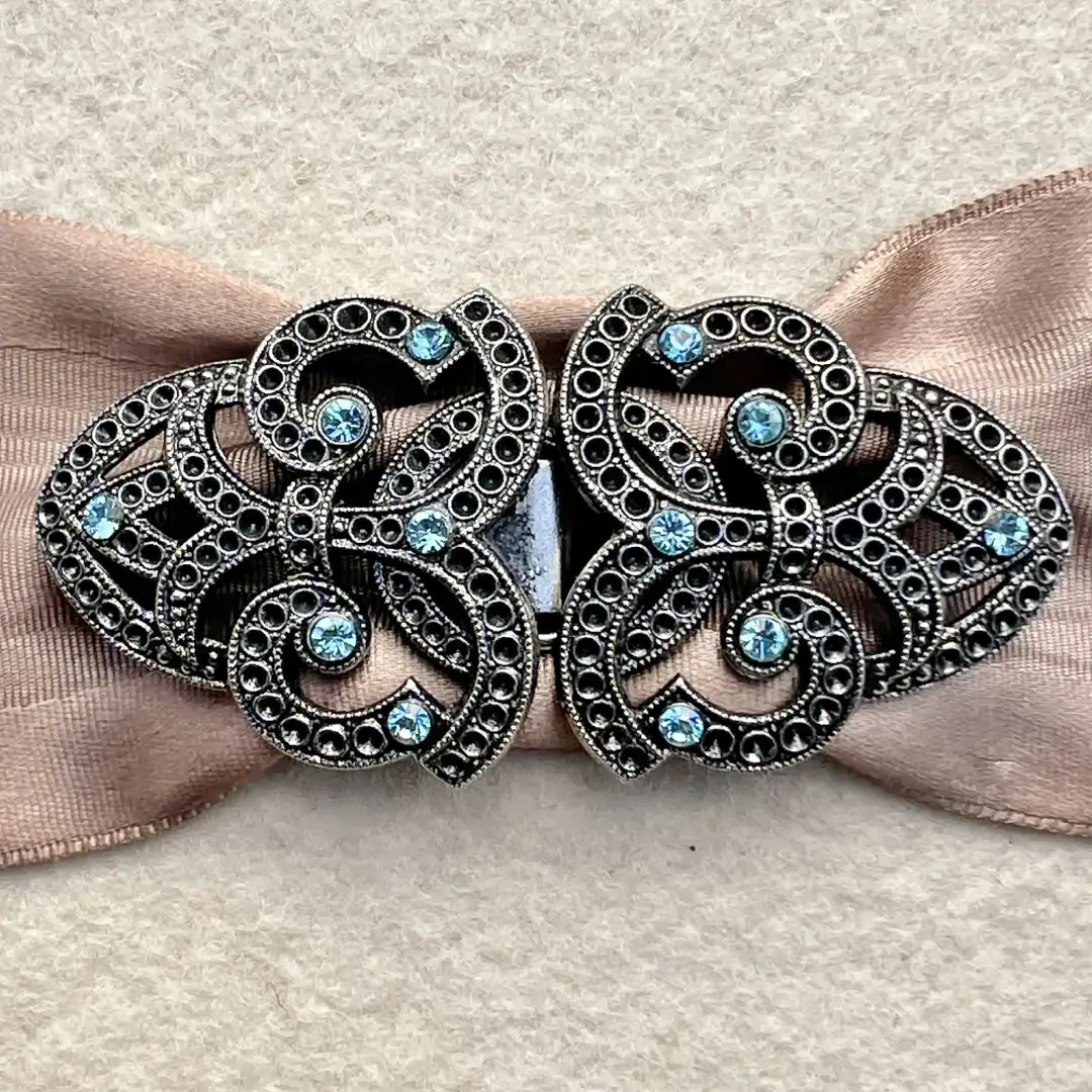 Schürzenschließe mit Swarovski aquamarine No. 108 – Bild 30 – Chiemgauer Heimatwerk Trachten-Onlineshop Schürzenschließe mit Swarovski aquamarine No. 108 - Bild 30 - Chiemgauer Heimatwerk Trachten-Onlineshop