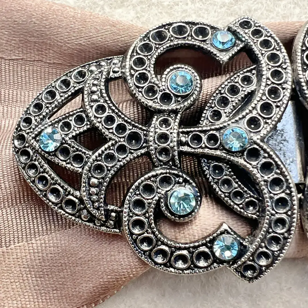 Schürzenschließe mit Swarovski aquamarine No. 108 – Bild 32 – Chiemgauer Heimatwerk Trachten-Onlineshop Schürzenschließe mit Swarovski aquamarine No. 108 - Bild 32 - Chiemgauer Heimatwerk Trachten-Onlineshop