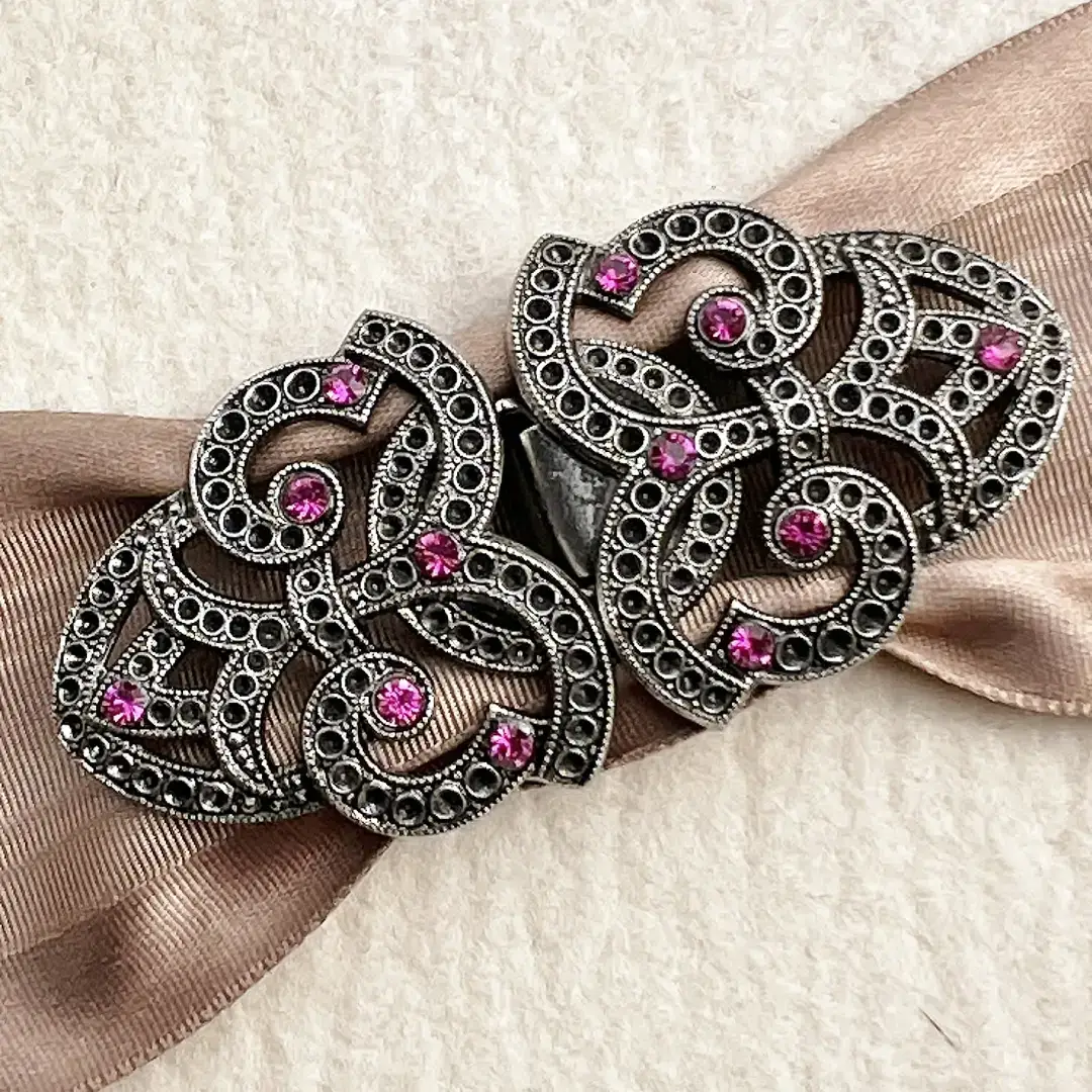 Schürzenschließe mit Swarovski fuchsia No. 112 – Bild 33 – Chiemgauer Heimatwerk Trachten-Onlineshop Schürzenschließe mit Swarovski fuchsia No. 112 - Bild 33 - Chiemgauer Heimatwerk Trachten-Onlineshop