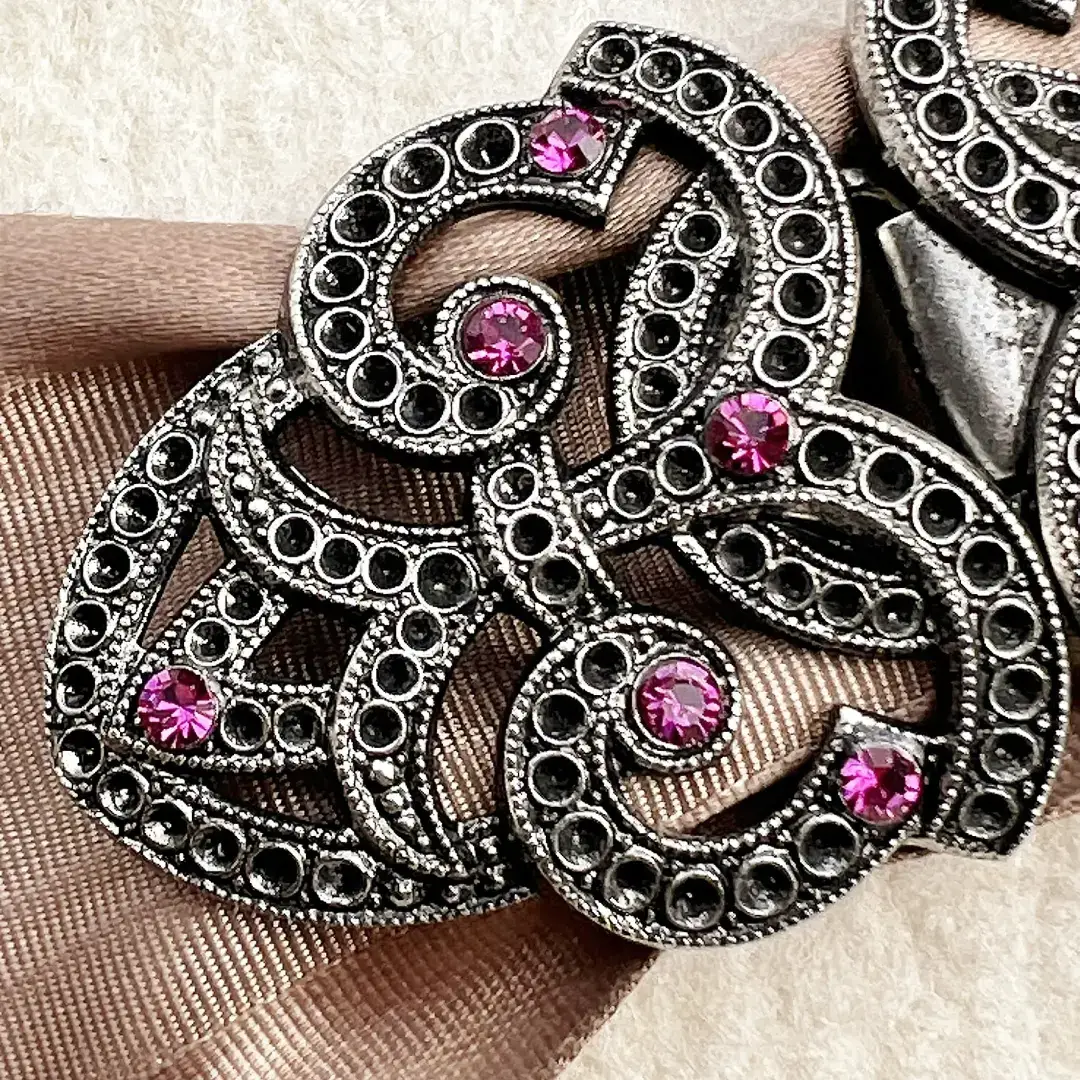 Schürzenschließe mit Swarovski fuchsia No. 112 – Bild 35 – Chiemgauer Heimatwerk Trachten-Onlineshop Schürzenschließe mit Swarovski fuchsia No. 112 - Bild 35 - Chiemgauer Heimatwerk Trachten-Onlineshop