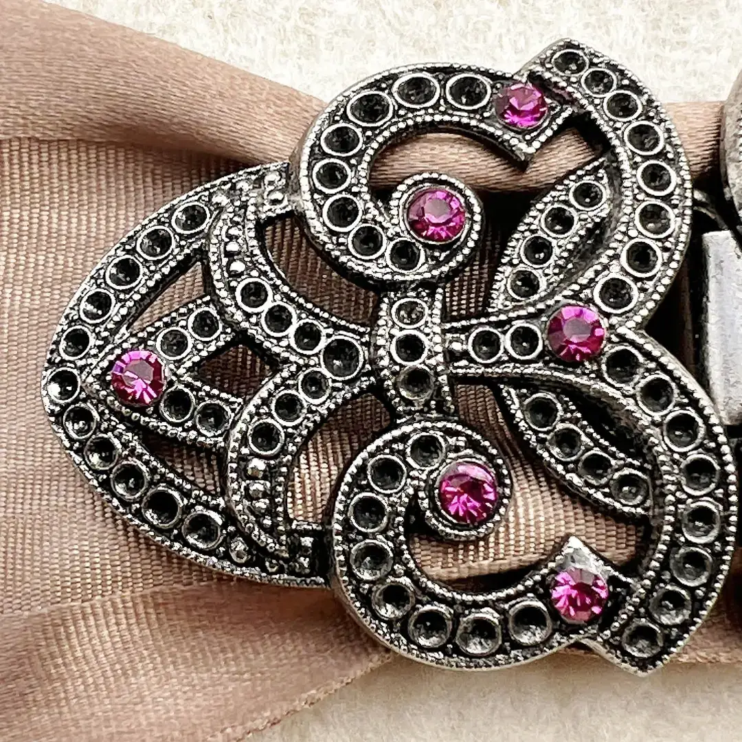 Schürzenschließe mit Swarovski fuchsia No. 112 – Bild 36 – Chiemgauer Heimatwerk Trachten-Onlineshop Schürzenschließe mit Swarovski fuchsia No. 112 - Bild 36 - Chiemgauer Heimatwerk Trachten-Onlineshop