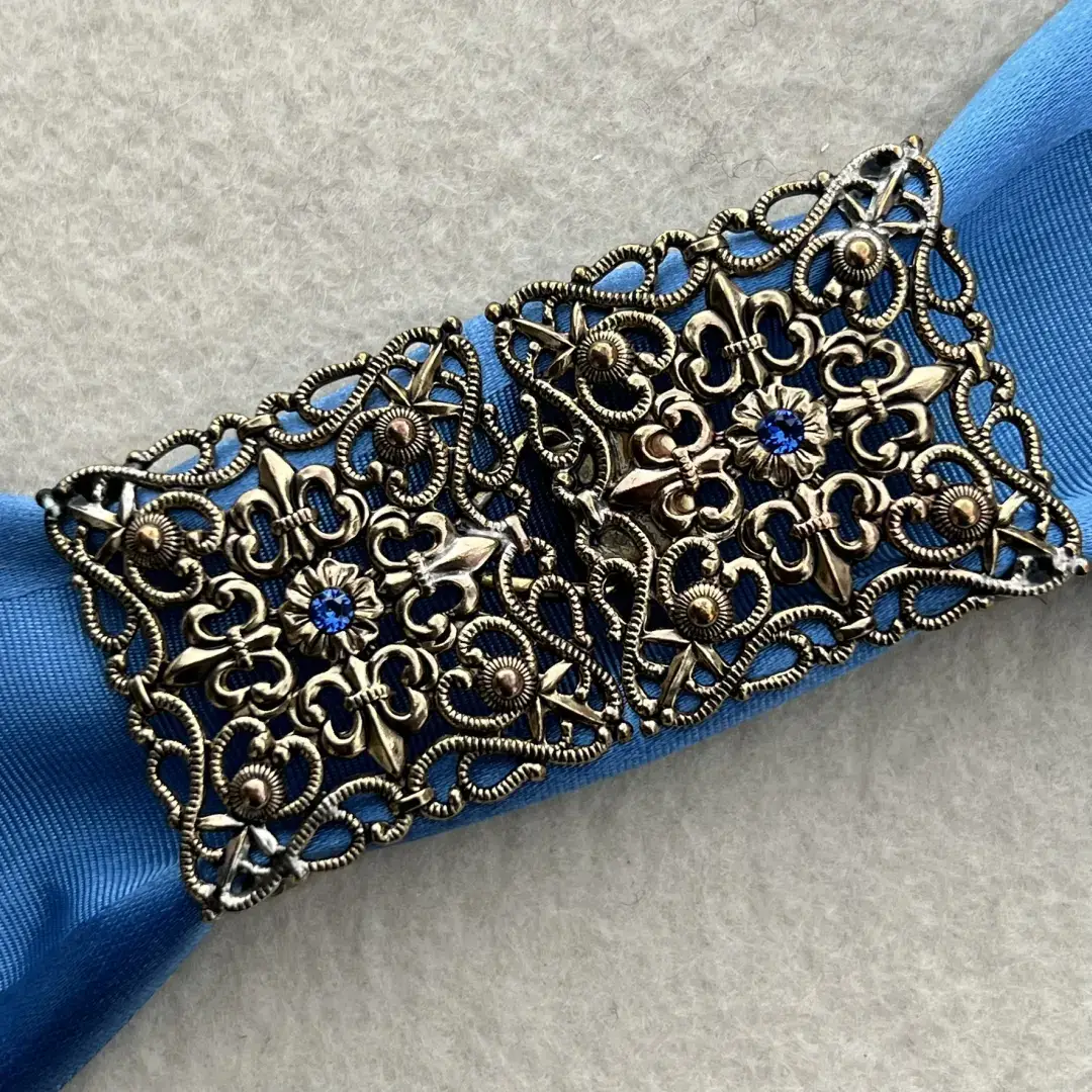 Schürzenschließe mit Swarovski in blau No. 164 – Bild 5 – Chiemgauer Heimatwerk Trachten-Onlineshop Schürzenschließe mit Swarovski in blau No. 164 - Bild 5 - Chiemgauer Heimatwerk Trachten-Onlineshop