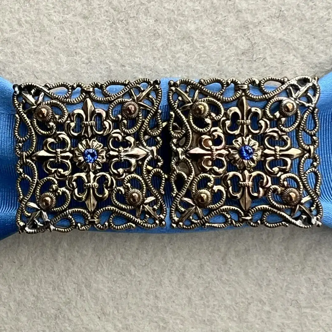 Schürzenschließe mit Swarovski in blau No. 164 – Bild 4 – Chiemgauer Heimatwerk Trachten-Onlineshop Schürzenschließe mit Swarovski in blau No. 164 - Bild 4 - Chiemgauer Heimatwerk Trachten-Onlineshop