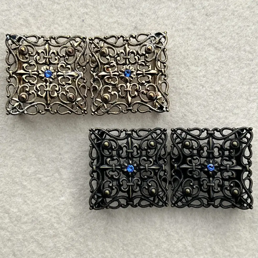Schürzenschließe mit Swarovski in blau No. 164 – Bild 6 – Chiemgauer Heimatwerk Trachten-Onlineshop Schürzenschließe mit Swarovski in blau No. 164 - Bild 6 - Chiemgauer Heimatwerk Trachten-Onlineshop