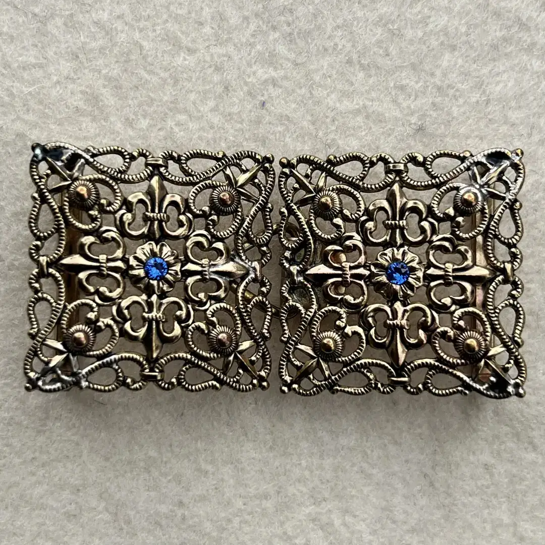 Schürzenschließe mit Swarovski in blau No. 164 – Bild 7 – Chiemgauer Heimatwerk Trachten-Onlineshop Schürzenschließe mit Swarovski in blau No. 164 - Bild 7 - Chiemgauer Heimatwerk Trachten-Onlineshop