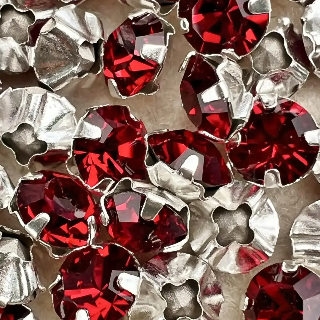 Swarovski Strassstein annähbar weinrot SS 29 – Bild 15 – Chiemgauer Heimatwerk Trachten-Onlineshop Swarovski Strassstein annähbar weinrot SS 29 - Bild 15 - Chiemgauer Heimatwerk Trachten-Onlineshop