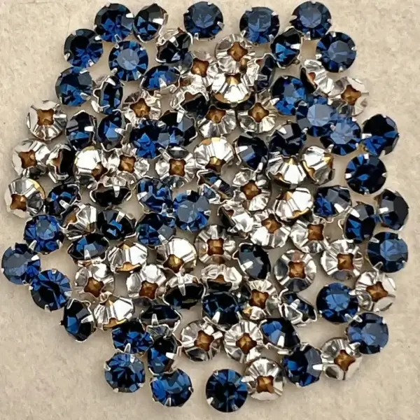 Swarovski Strassstein annähbar rauchblau SS 30 – Bild 21 – Chiemgauer Heimatwerk Trachten-Onlineshop Swarovski Strassstein annähbar rauchblau SS 30 - Bild 21 - Chiemgauer Heimatwerk Trachten-Onlineshop