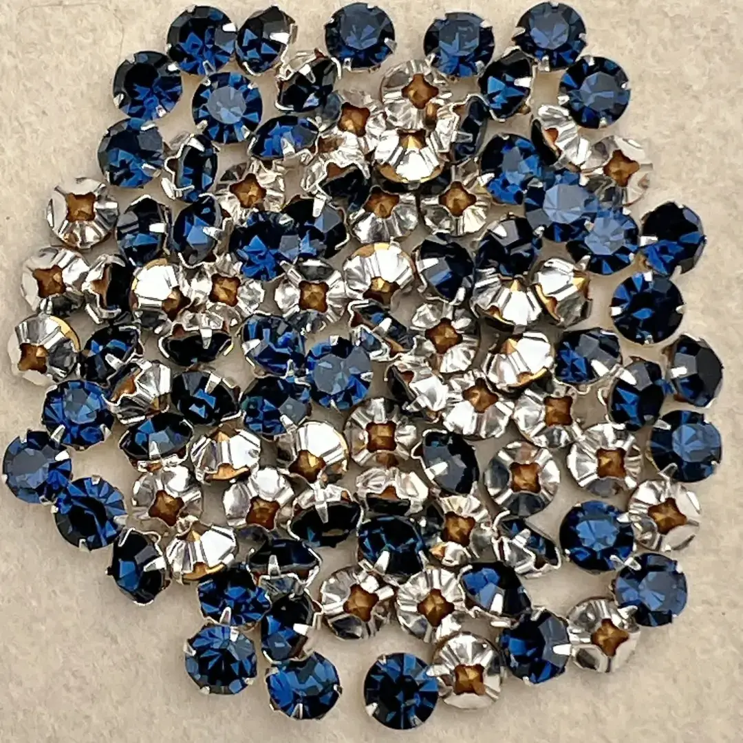 Swarovski Strassstein annähbar rauchblau SS 30 – Bild 21 – Chiemgauer Heimatwerk Trachten-Onlineshop Swarovski Strassstein annähbar rauchblau SS 30 - Bild 21 - Chiemgauer Heimatwerk Trachten-Onlineshop