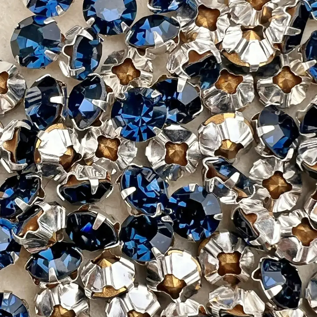 Swarovski Strassstein annähbar rauchblau SS 30 – Bild 22 – Chiemgauer Heimatwerk Trachten-Onlineshop Swarovski Strassstein annähbar rauchblau SS 30 - Bild 22 - Chiemgauer Heimatwerk Trachten-Onlineshop