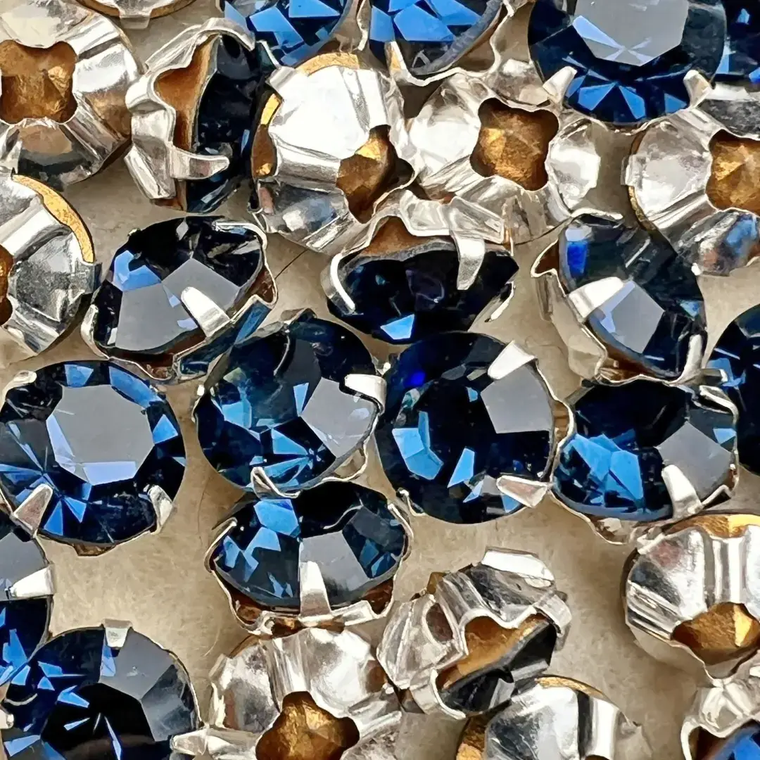 Swarovski Strassstein annähbar rauchblau SS 30 – Bild 23 – Chiemgauer Heimatwerk Trachten-Onlineshop Swarovski Strassstein annähbar rauchblau SS 30 - Bild 23 - Chiemgauer Heimatwerk Trachten-Onlineshop