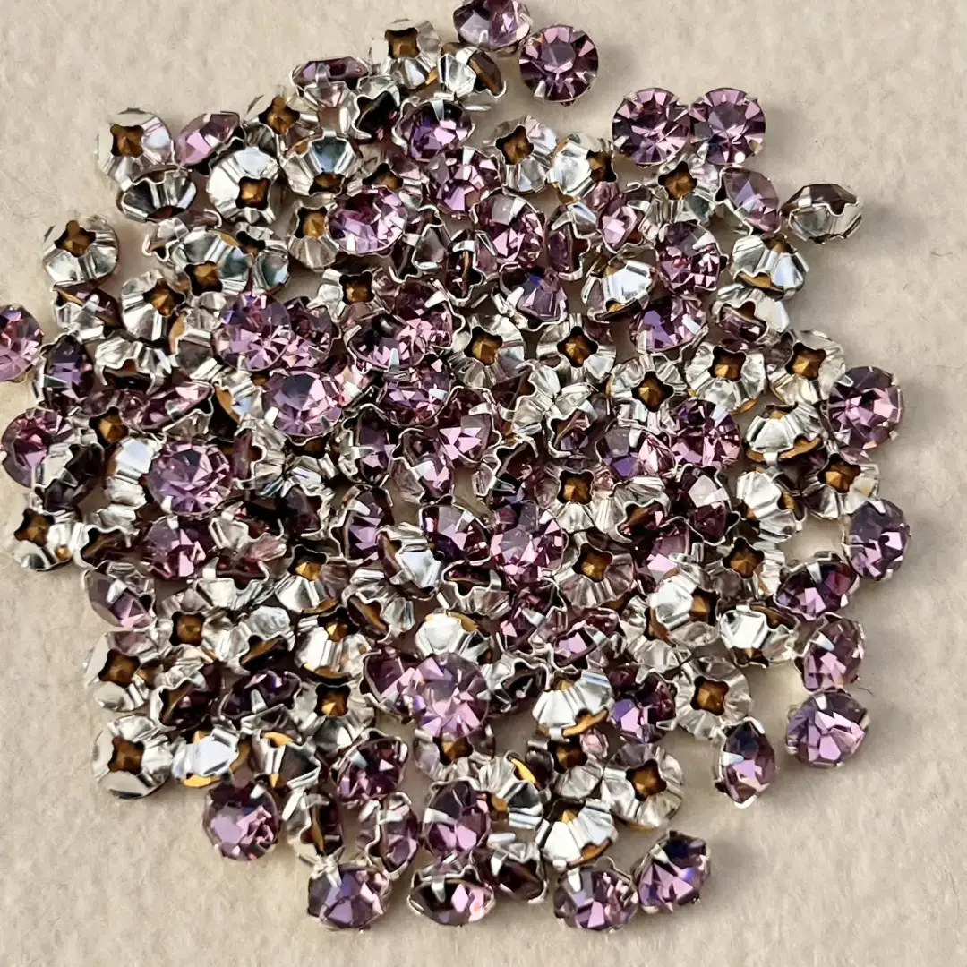 Swarovski Strassstein annähbar flieder SS 30 – Bild 17 – Chiemgauer Heimatwerk Trachten-Onlineshop Swarovski Strassstein annähbar flieder SS 30 - Bild 17 - Chiemgauer Heimatwerk Trachten-Onlineshop