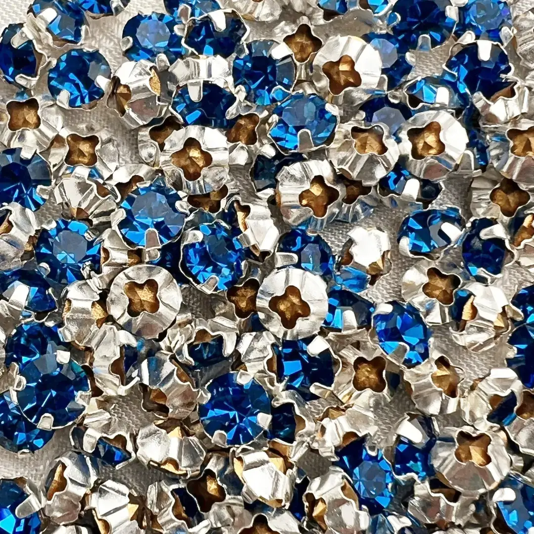 Swarovski Strassstein annähbar enzian SS 20 – Bild 16 – Chiemgauer Heimatwerk Trachten-Onlineshop Swarovski Strassstein annähbar enzian SS 20 - Bild 16 - Chiemgauer Heimatwerk Trachten-Onlineshop