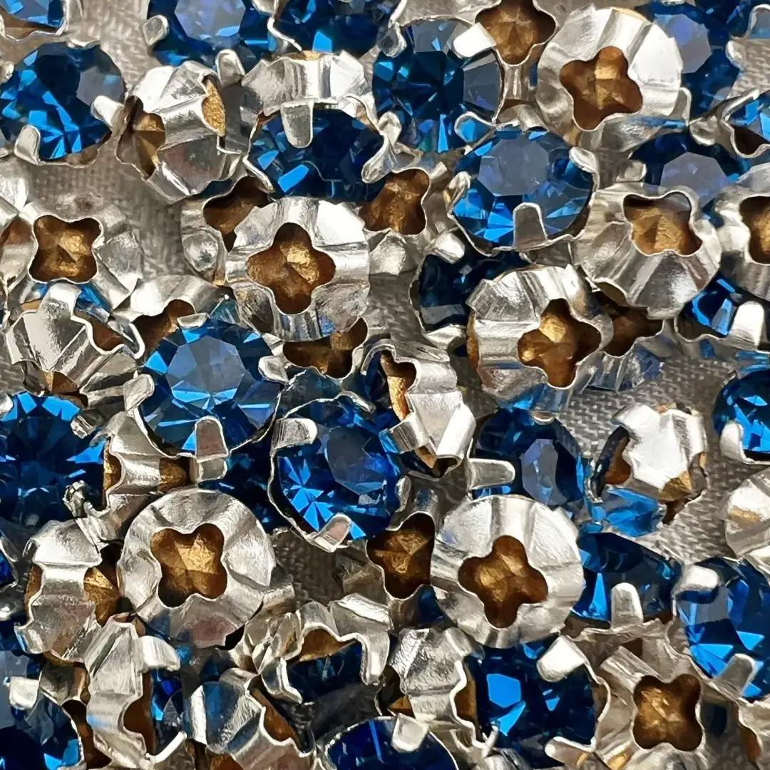 Swarovski Strassstein annähbar enzian SS 20 – Bild 17 – Chiemgauer Heimatwerk Trachten-Onlineshop Swarovski Strassstein annähbar enzian SS 20 - Bild 17 - Chiemgauer Heimatwerk Trachten-Onlineshop