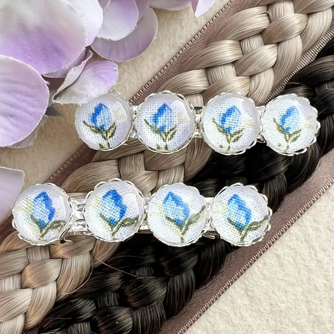 Kleine Trachten-Haarspange mit Rosen blau – Bild 1 – Chiemgauer Heimatwerk Trachten-Onlineshop Kleine Trachten-Haarspange mit Rosen blau - Bild 1 - Chiemgauer Heimatwerk Trachten-Onlineshop
