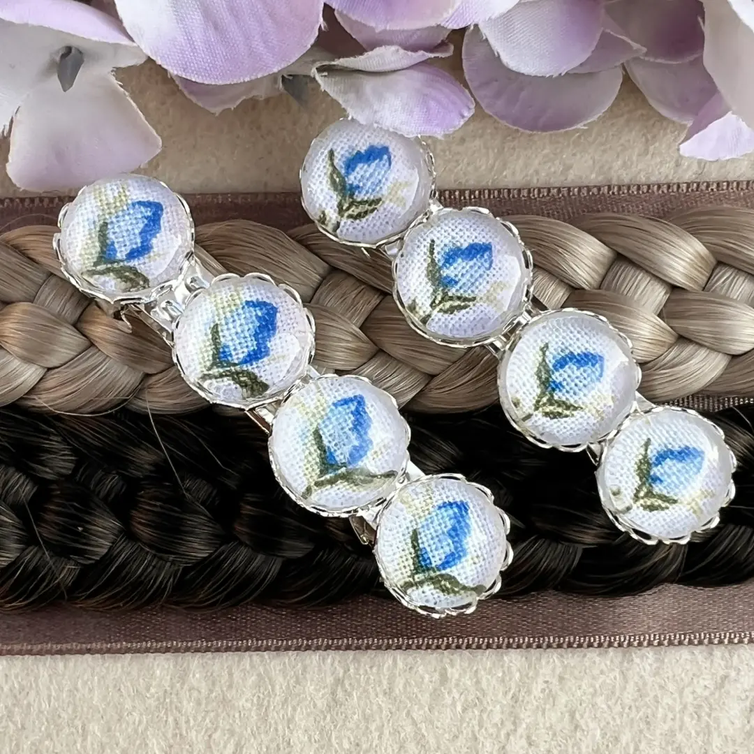 Kleine Trachten-Haarspange mit Rosen blau – Bild 3 – Chiemgauer Heimatwerk Trachten-Onlineshop Kleine Trachten-Haarspange mit Rosen blau - Bild 3 - Chiemgauer Heimatwerk Trachten-Onlineshop