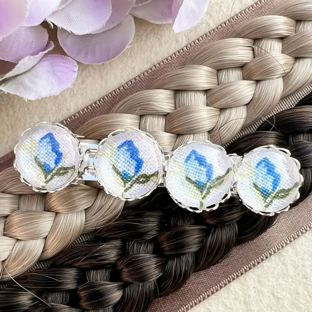 Kleine Trachten-Haarspange mit Rosen blau – Bild 2 – Chiemgauer Heimatwerk Trachten-Onlineshop Kleine Trachten-Haarspange mit Rosen blau - Bild 2 - Chiemgauer Heimatwerk Trachten-Onlineshop