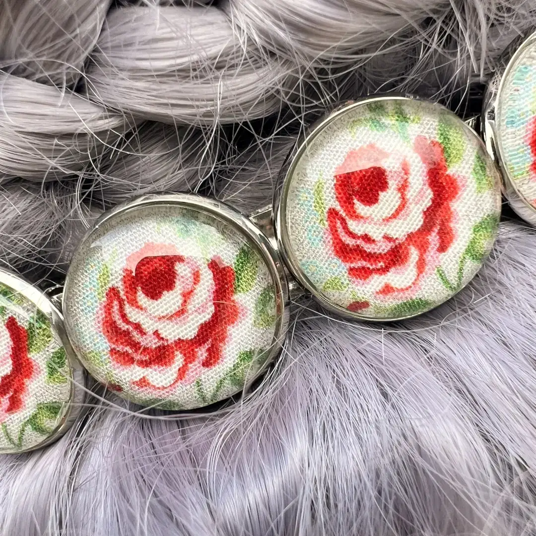 Trachten-Haarspange für Damen mit Rosen in dunkelblau – Bild 3 – Chiemgauer Heimatwerk Trachten-Onlineshop Trachten-Haarspange für Damen mit Rosen in dunkelblau - Bild 3 - Chiemgauer Heimatwerk Trachten-Onlineshop