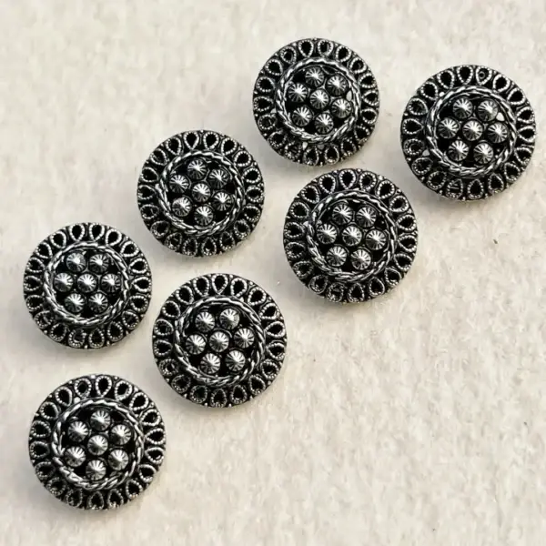 Dirndlknopf Trachtenknopf antik-silber No. 47 – Bild 14 – Chiemgauer Heimatwerk Trachten-Onlineshop Dirndlknopf Trachtenknopf antik-silber No. 47 - Bild 14 - Chiemgauer Heimatwerk Trachten-Onlineshop