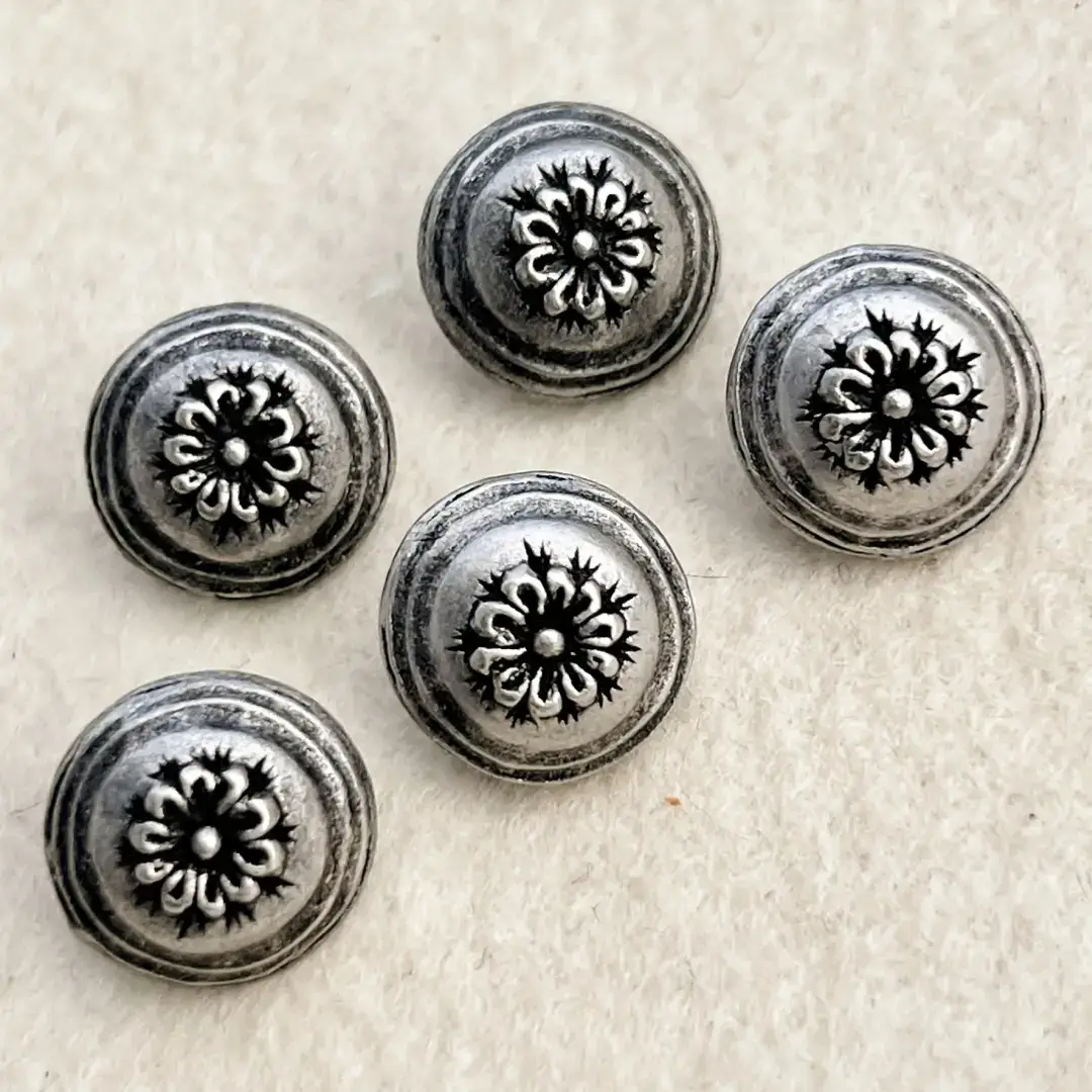Dirndlknopf Trachtenknopf antik-silber No. 95 – Bild 19 – Chiemgauer Heimatwerk Trachten-Onlineshop Dirndlknopf Trachtenknopf antik-silber No. 95 - Bild 19 - Chiemgauer Heimatwerk Trachten-Onlineshop