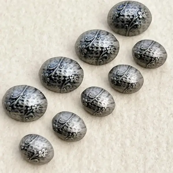 Dirndlknopf Trachtenknopf antik-silber matt No. 8 – Bild 23 – Chiemgauer Heimatwerk Trachten-Onlineshop Dirndlknopf Trachtenknopf antik-silber matt No. 8 - Bild 23 - Chiemgauer Heimatwerk Trachten-Onlineshop