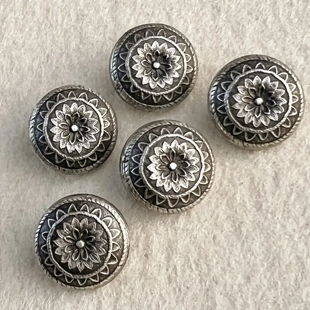 Dirndlknopf Trachtenknopf antik-silber No. 4 – Bild 19 – Chiemgauer Heimatwerk Trachten-Onlineshop Dirndlknopf Trachtenknopf antik-silber No. 4 - Bild 19 - Chiemgauer Heimatwerk Trachten-Onlineshop