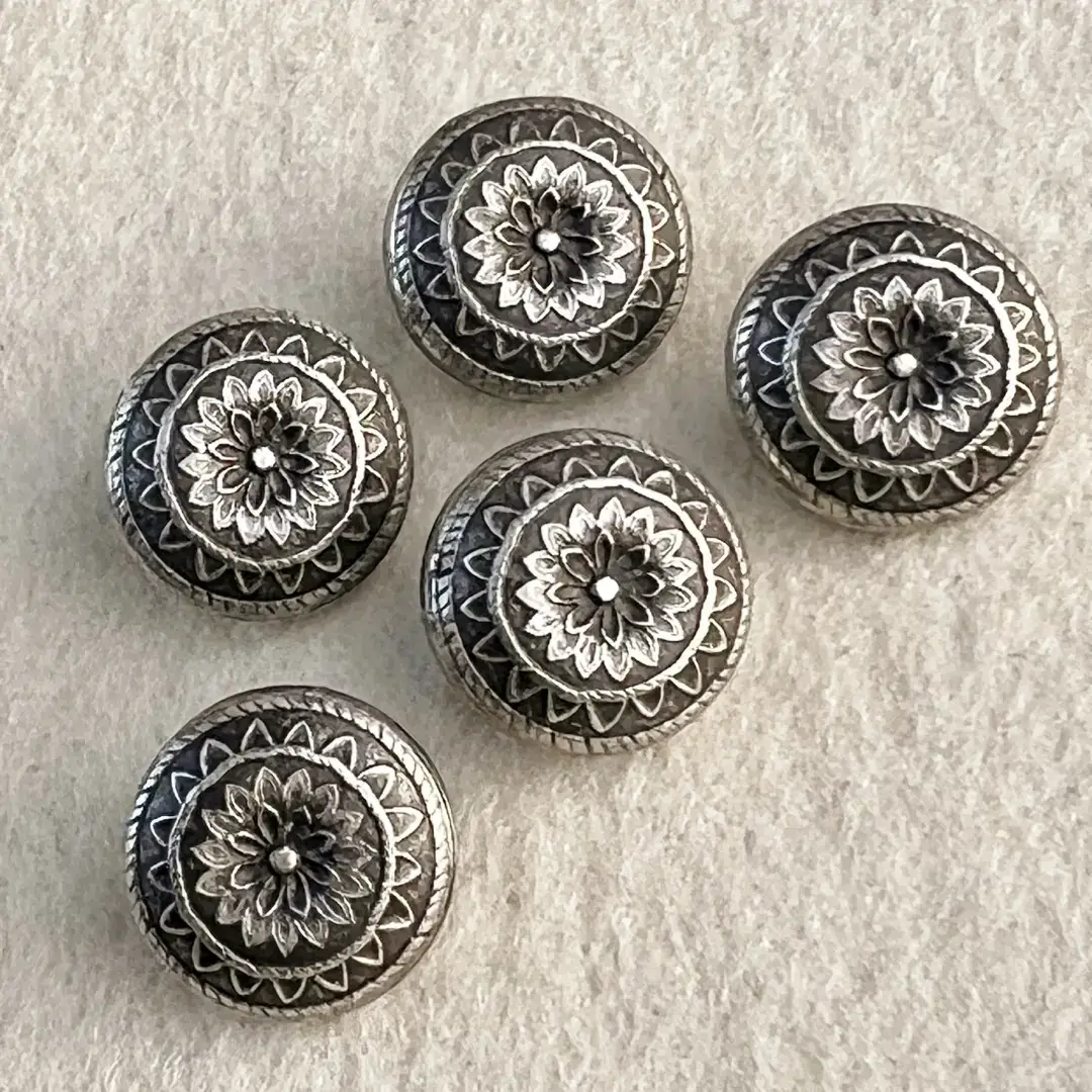 Dirndlknopf Trachtenknopf antik-silber No. 5 – Bild 17 – Chiemgauer Heimatwerk Trachten-Onlineshop Dirndlknopf Trachtenknopf antik-silber No. 5 - Bild 17 - Chiemgauer Heimatwerk Trachten-Onlineshop