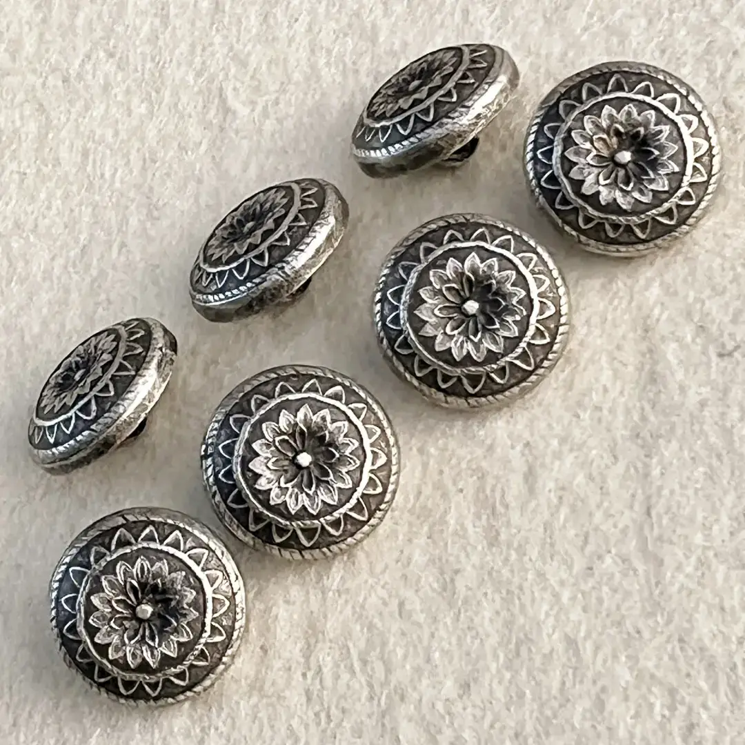 Dirndlknopf Trachtenknopf antik-silber No. 5 – Bild 19 – Chiemgauer Heimatwerk Trachten-Onlineshop Dirndlknopf Trachtenknopf antik-silber No. 5 - Bild 19 - Chiemgauer Heimatwerk Trachten-Onlineshop