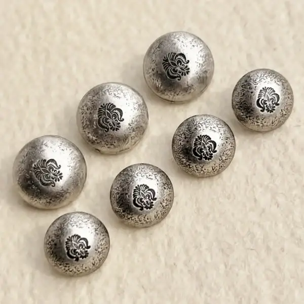 Dirndlknopf Trachtenknopf antik-silber No. 3 – Bild 16 – Chiemgauer Heimatwerk Trachten-Onlineshop Dirndlknopf Trachtenknopf antik-silber No. 3 - Bild 16 - Chiemgauer Heimatwerk Trachten-Onlineshop