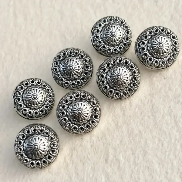 Dirndlknopf Trachtenknopf antik-silber No. 38 – Bild 18 – Chiemgauer Heimatwerk Trachten-Onlineshop Dirndlknopf Trachtenknopf antik-silber No. 38 - Bild 18 - Chiemgauer Heimatwerk Trachten-Onlineshop