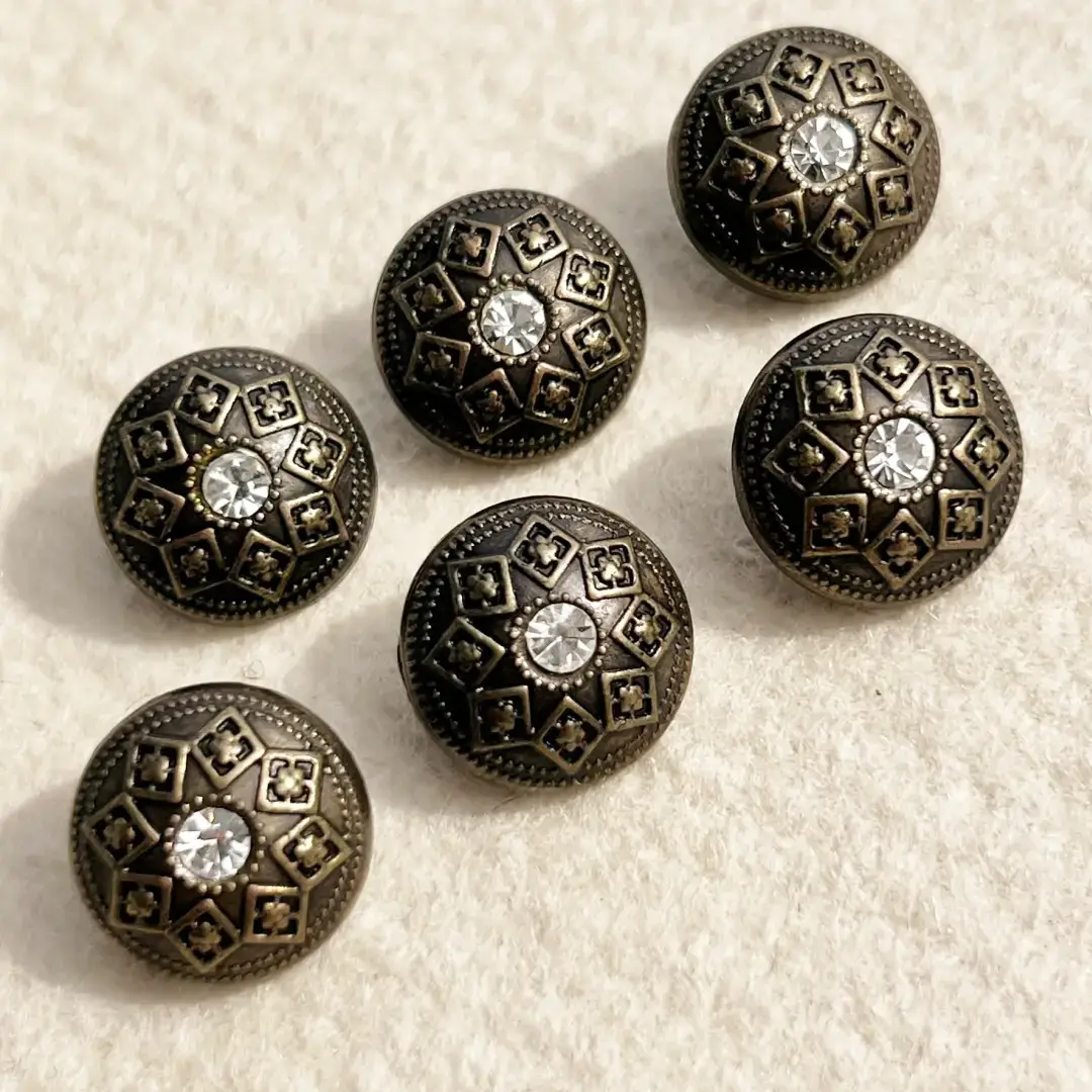 Trachtenknopf mit Swarovski Stein kristall No. 3 – Bild 16 – Chiemgauer Heimatwerk Trachten-Onlineshop Trachtenknopf mit Swarovski Stein kristall No. 3 - Bild 16 - Chiemgauer Heimatwerk Trachten-Onlineshop