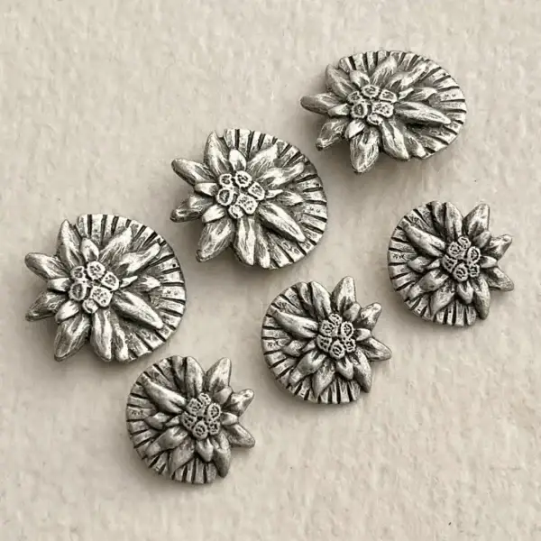 Dirndlknopf Trachtenknopf antik-silber No. 94 – Bild 1 – Chiemgauer Heimatwerk Trachten-Onlineshop Dirndlknopf Trachtenknopf antik-silber No. 94 - Bild 1 - Chiemgauer Heimatwerk Trachten-Onlineshop