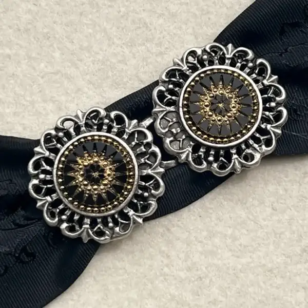 Schürzenschließe mit Gablonzer Glas schwarz-gold – Bild 1 – Chiemgauer Heimatwerk Trachten-Onlineshop Schürzenschließe mit Gablonzer Glas schwarz-gold - Bild 1 - Chiemgauer Heimatwerk Trachten-Onlineshop