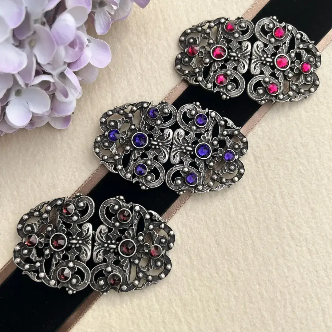 Trachtenschließe mit Swarovski in violett – Bild 51 – Chiemgauer Heimatwerk Trachten-Onlineshop Trachtenschließe mit Swarovski in violett - Bild 51 - Chiemgauer Heimatwerk Trachten-Onlineshop