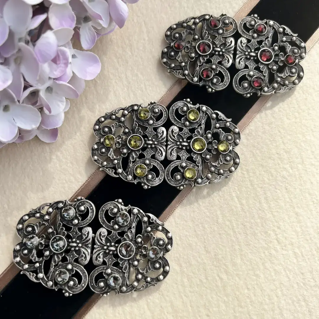 Trachtenschließe mit Swarovski in burgund – Bild 42 – Chiemgauer Heimatwerk Trachten-Onlineshop Trachtenschließe mit Swarovski in burgund - Bild 42 - Chiemgauer Heimatwerk Trachten-Onlineshop