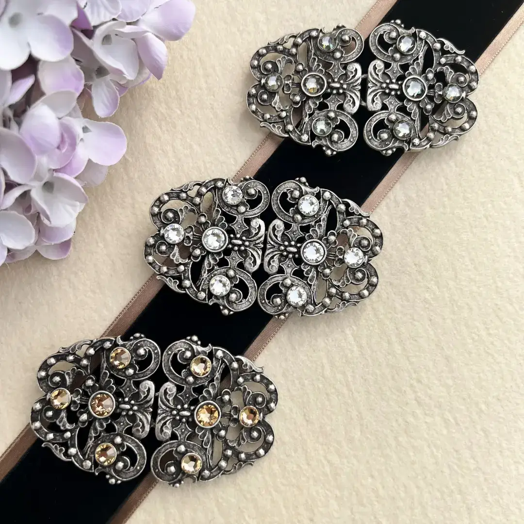 Trachtenschließe mit Swarovski in kristallweiß – Bild 44 – Chiemgauer Heimatwerk Trachten-Onlineshop Trachtenschließe mit Swarovski in kristallweiß - Bild 44 - Chiemgauer Heimatwerk Trachten-Onlineshop