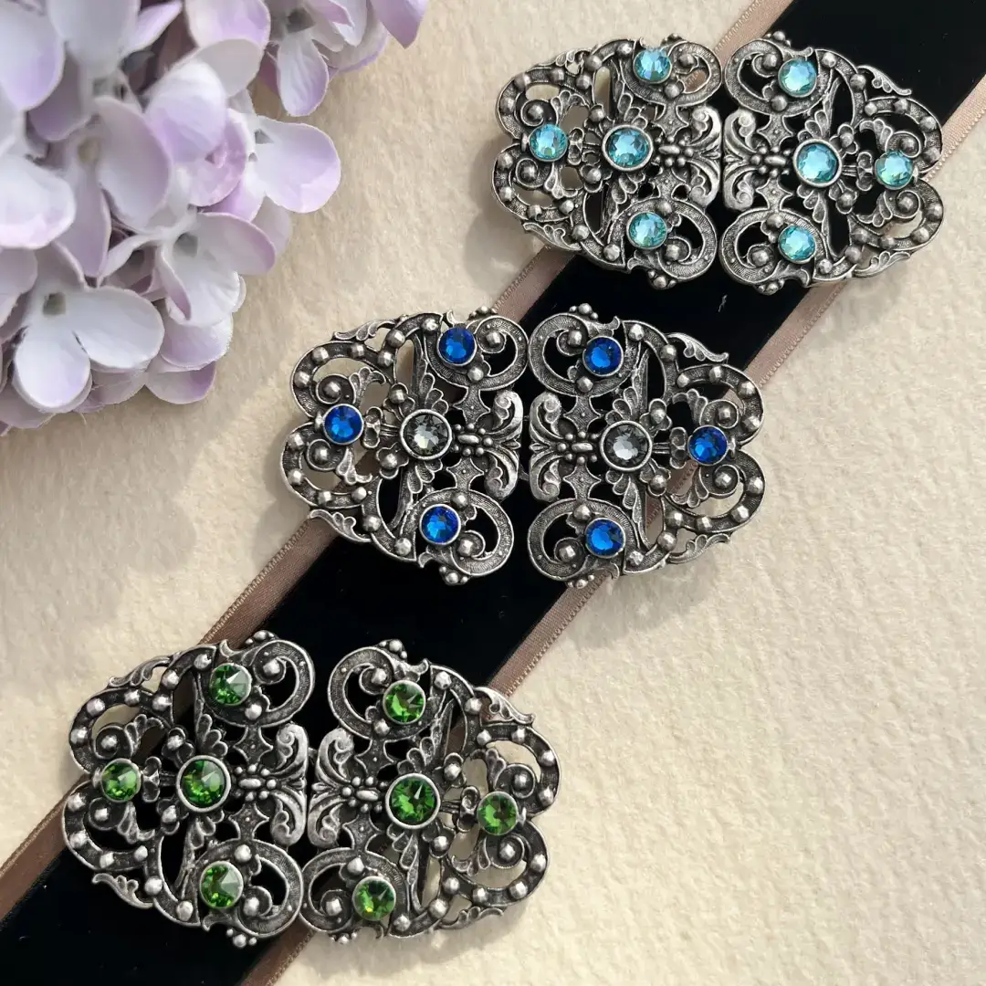 Trachtenschließe mit Swarovski in grün – Bild 46 – Chiemgauer Heimatwerk Trachten-Onlineshop Trachtenschließe mit Swarovski in grün - Bild 46 - Chiemgauer Heimatwerk Trachten-Onlineshop