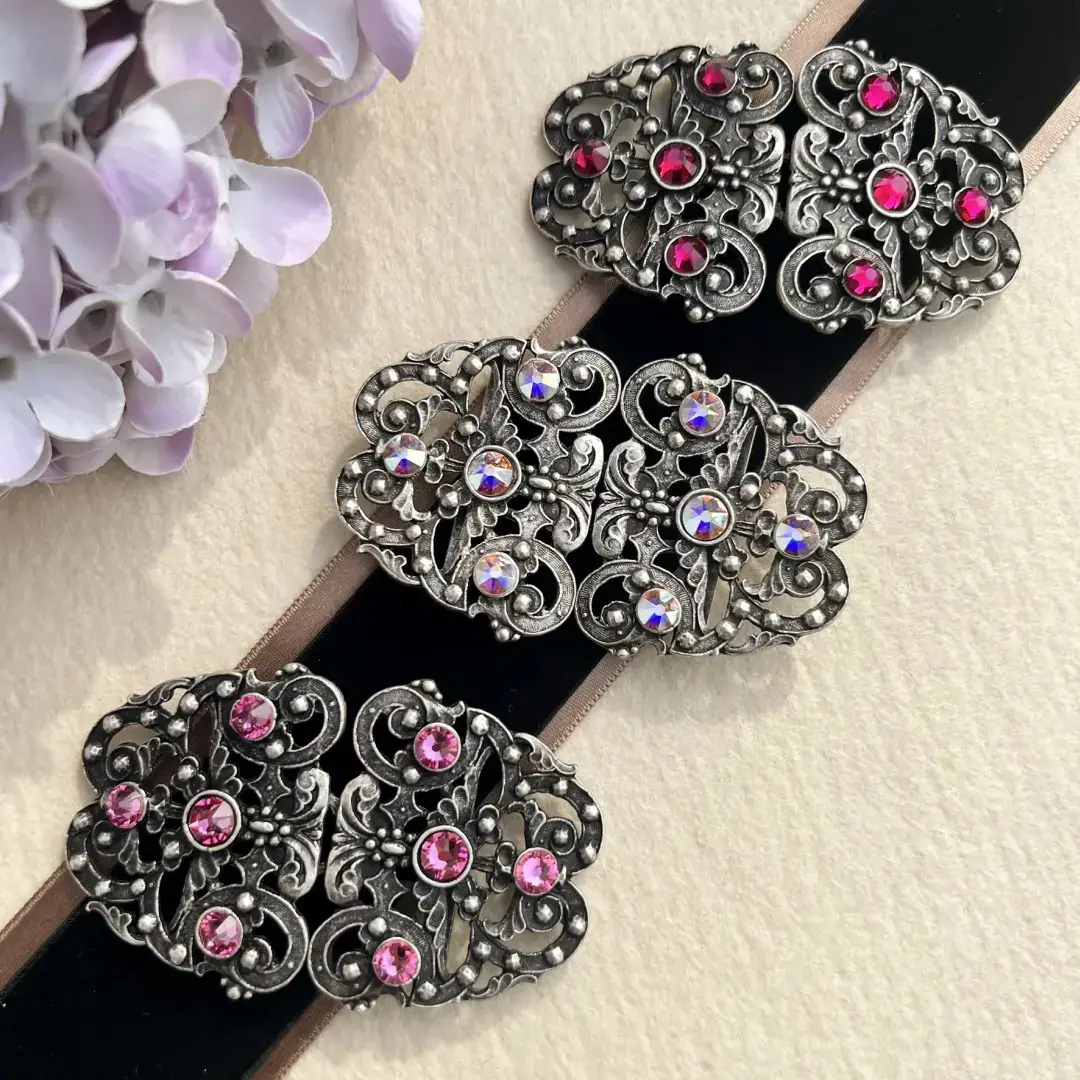 Trachtenschließe mit Swarovski in kristallAB – Bild 38 – Chiemgauer Heimatwerk Trachten-Onlineshop Trachtenschließe mit Swarovski in kristallAB - Bild 38 - Chiemgauer Heimatwerk Trachten-Onlineshop