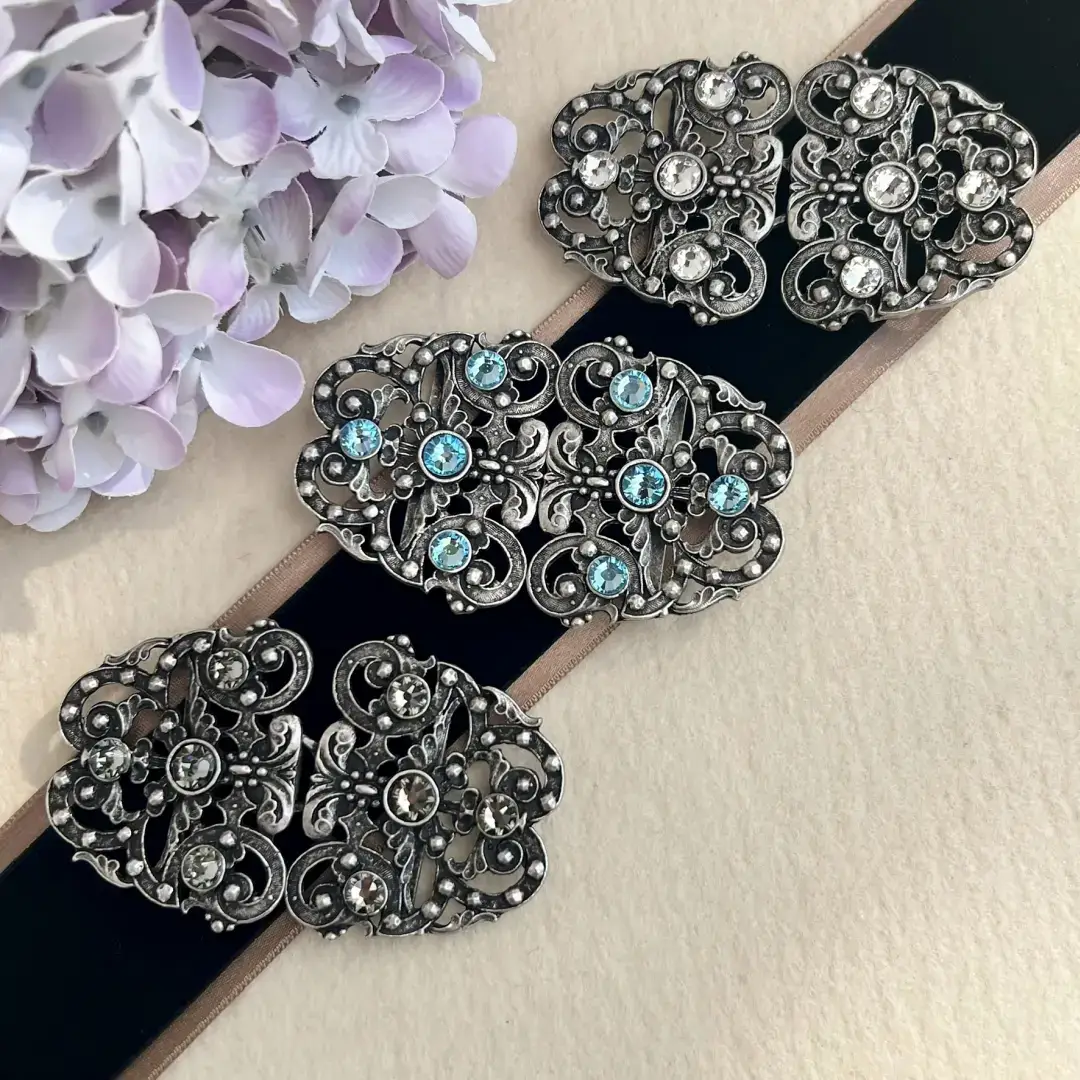 Trachtenschließe mit Swarovski in aquamarine – Bild 55 – Chiemgauer Heimatwerk Trachten-Onlineshop Trachtenschließe mit Swarovski in aquamarine - Bild 55 - Chiemgauer Heimatwerk Trachten-Onlineshop