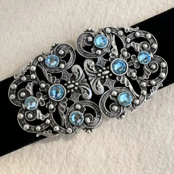 Trachtenschließe mit Swarovski in aquamarine – Bild 51 – Chiemgauer Heimatwerk Trachten-Onlineshop Trachtenschließe mit Swarovski in aquamarine - Bild 51 - Chiemgauer Heimatwerk Trachten-Onlineshop