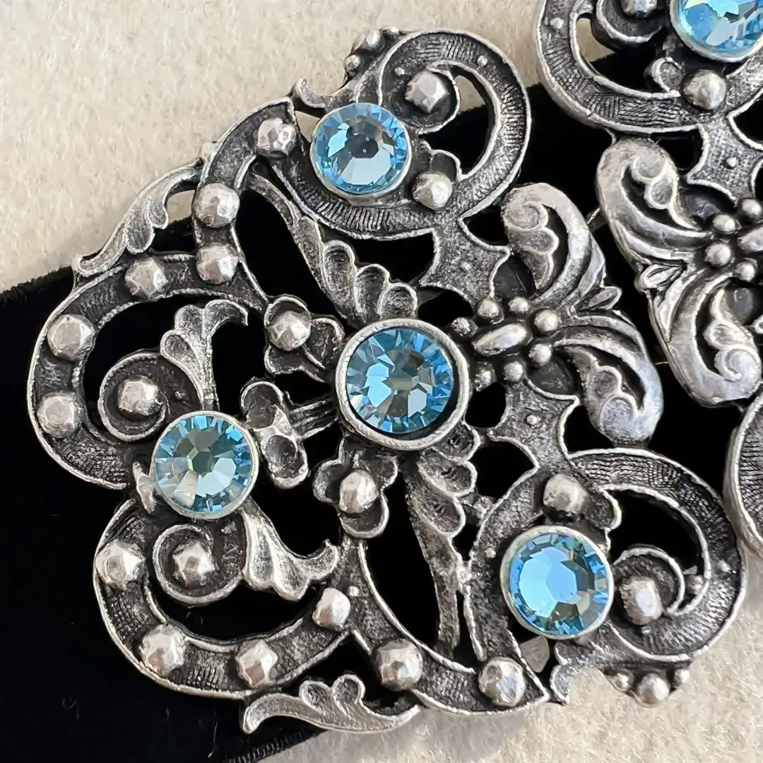 Trachtenschließe mit Swarovski in aquamarine – Bild 52 – Chiemgauer Heimatwerk Trachten-Onlineshop Trachtenschließe mit Swarovski in aquamarine - Bild 52 - Chiemgauer Heimatwerk Trachten-Onlineshop