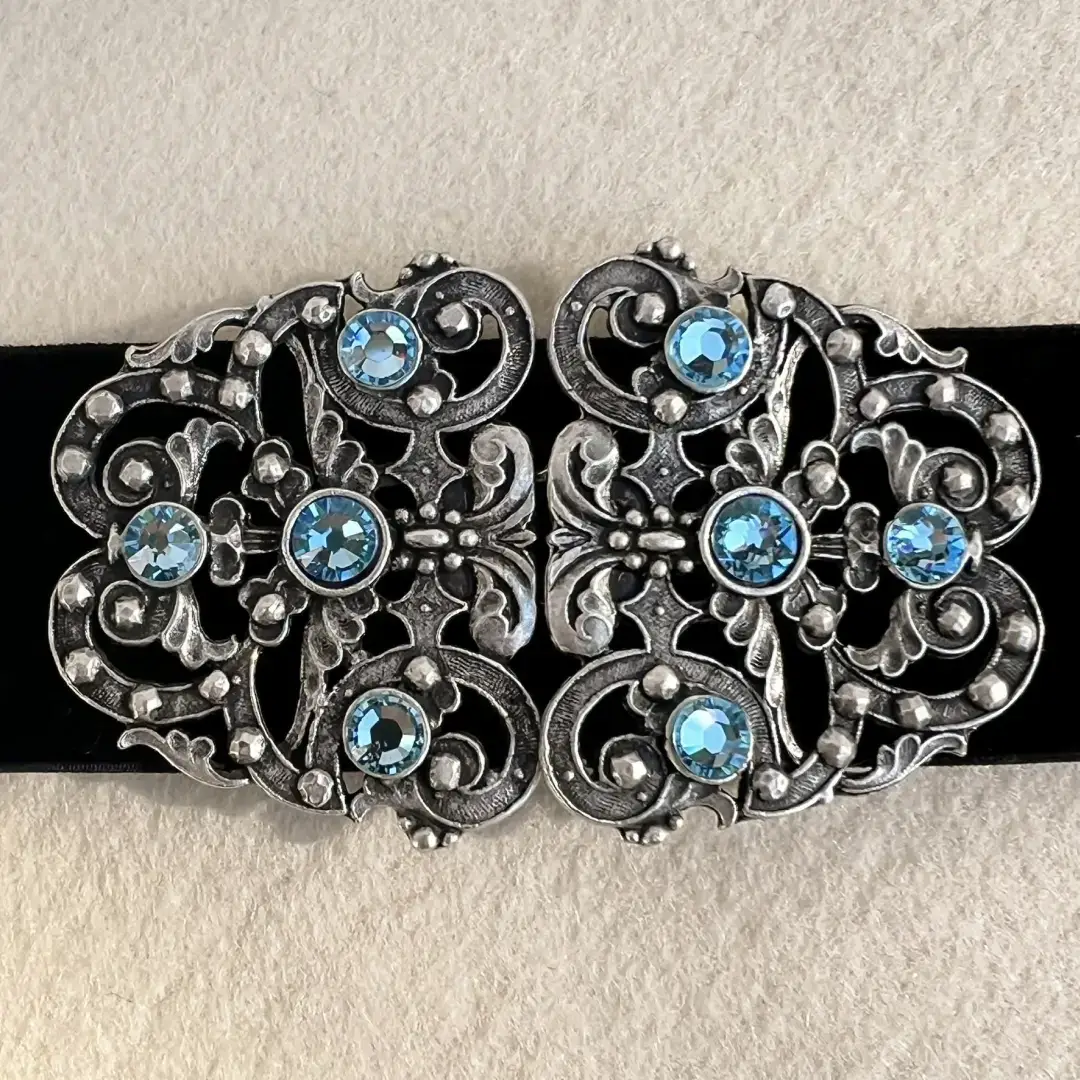 Trachtenschließe mit Swarovski in aquamarine – Bild 53 – Chiemgauer Heimatwerk Trachten-Onlineshop Trachtenschließe mit Swarovski in aquamarine - Bild 53 - Chiemgauer Heimatwerk Trachten-Onlineshop