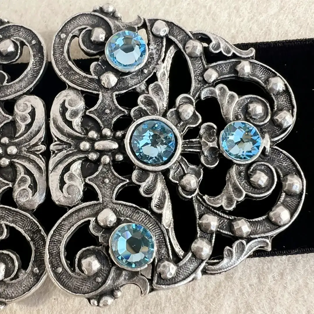 Trachtenschließe mit Swarovski in aquamarine – Bild 54 – Chiemgauer Heimatwerk Trachten-Onlineshop Trachtenschließe mit Swarovski in aquamarine - Bild 54 - Chiemgauer Heimatwerk Trachten-Onlineshop