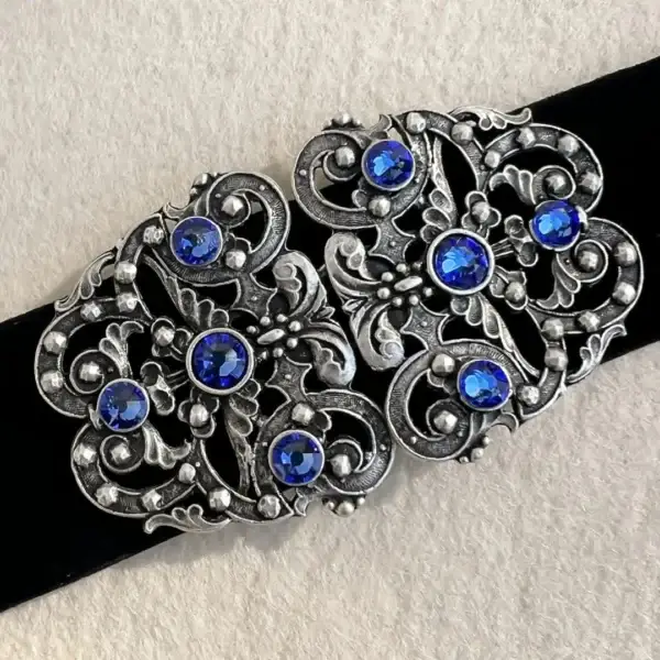 Trachtenschließe mit Swarovski in blau – Bild 43 – Chiemgauer Heimatwerk Trachten-Onlineshop Trachtenschließe mit Swarovski in blau - Bild 43 - Chiemgauer Heimatwerk Trachten-Onlineshop