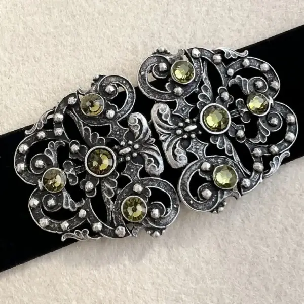 Trachtenschließe mit Swarovski in olivgrün – Bild 14 – Chiemgauer Heimatwerk Trachten-Onlineshop Trachtenschließe mit Swarovski in olivgrün - Bild 14 - Chiemgauer Heimatwerk Trachten-Onlineshop