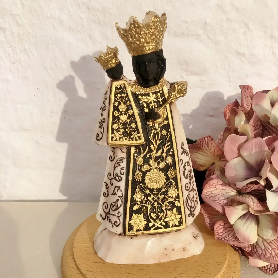Wachsfigur Altöttinger Madonna Gnadenmutter – Bild 1 – Chiemgauer Heimatwerk Trachten-Onlineshop Wachsfigur Altöttinger Madonna Gnadenmutter - Bild 1 - Chiemgauer Heimatwerk Trachten-Onlineshop