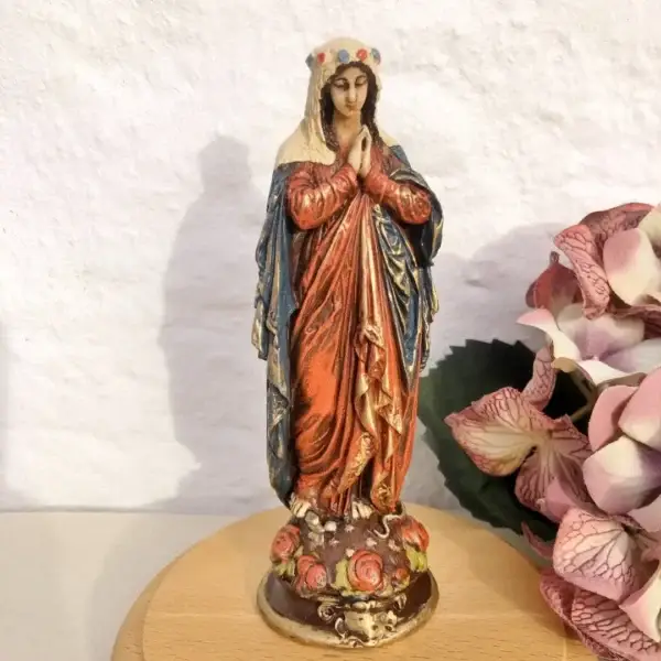 Wachsfigur Madonna mit Rosen – Bild 1 – Chiemgauer Heimatwerk Trachten-Onlineshop Wachsfigur Madonna mit Rosen - Bild 1 - Chiemgauer Heimatwerk Trachten-Onlineshop